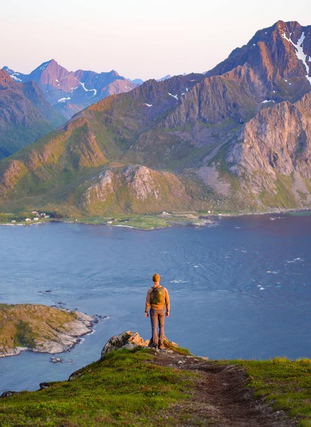 Solo Travel für Alleinreisende Alleinreisender auf dem Offersøykammen mit Blick über Fjorde und Berglandschaft der Lofoten in Norwegen