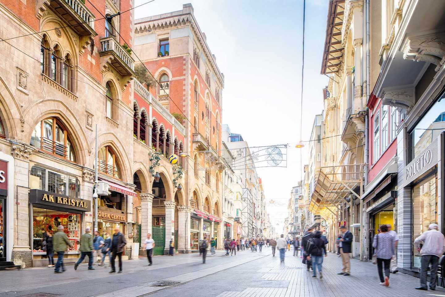 luxus-shopping-istanbul-tuerkei-beyoglu-istiklak-strasse-bei-tag-g-539114200.jpg