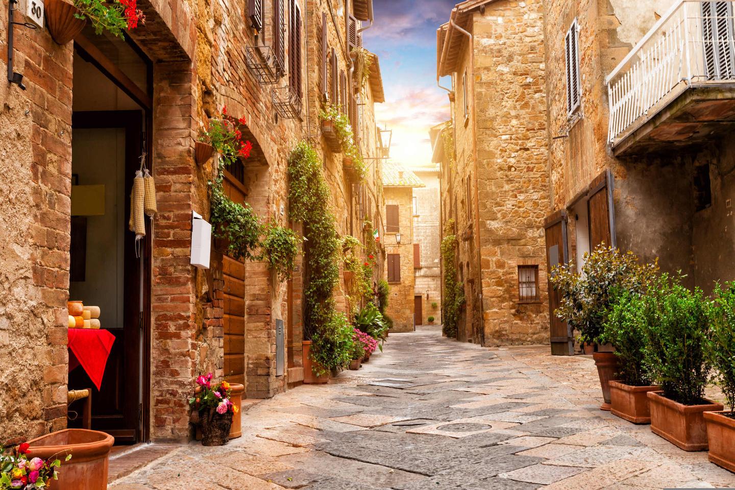 italien-toskana-heißequelen-bunte-straße-in-pienza-toskana-italien-g-531622612.jpg