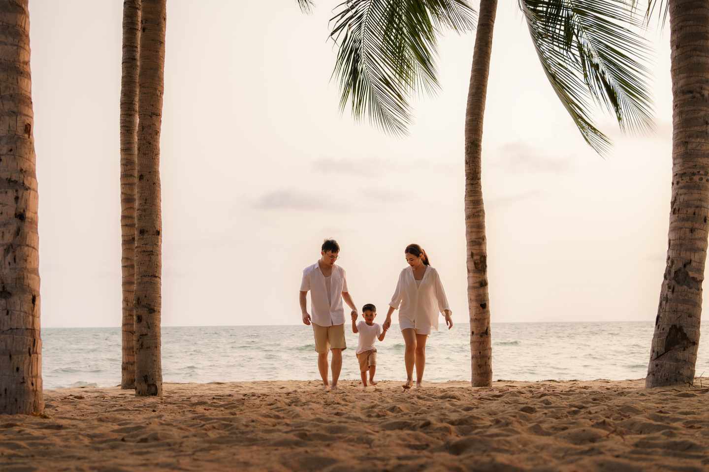 thailand-familie-am-strand-g-1311642480.jpg