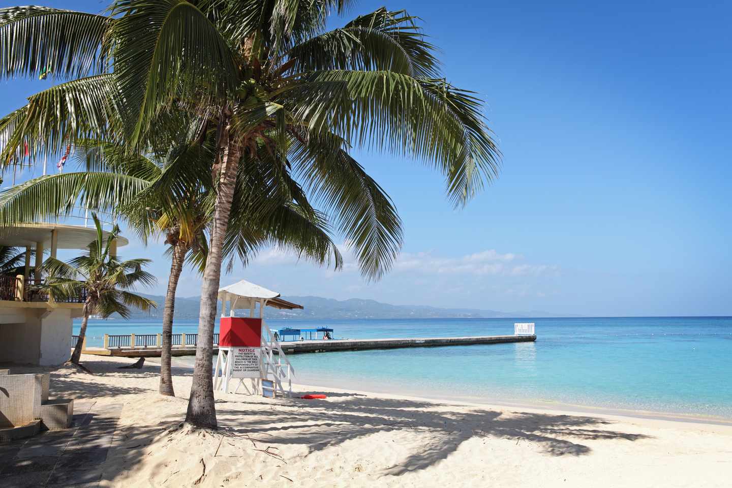 jamaika-doctors-cove-beach-montego-bay-palmen-pier-g-183868845.jpg
