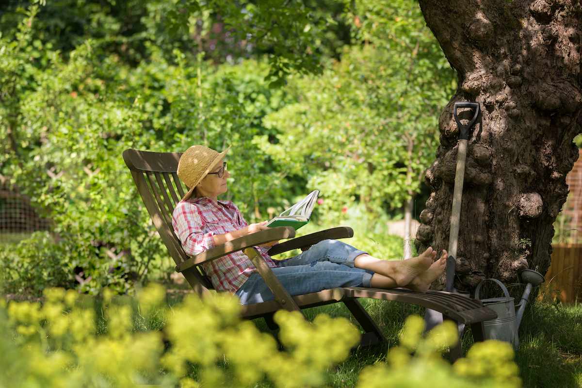 frau_garten_wiese_relaxen_zuhause_Dertour_g-1156751538.jpg