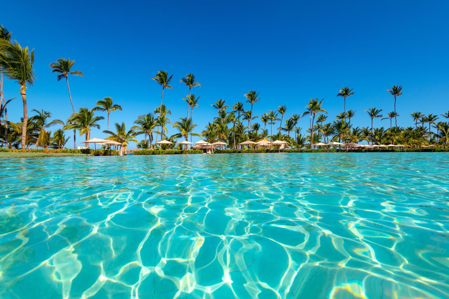 dominikanische-republik-punta-cana-pool-palmen-im-luxusresort-g-1585482518.jpg