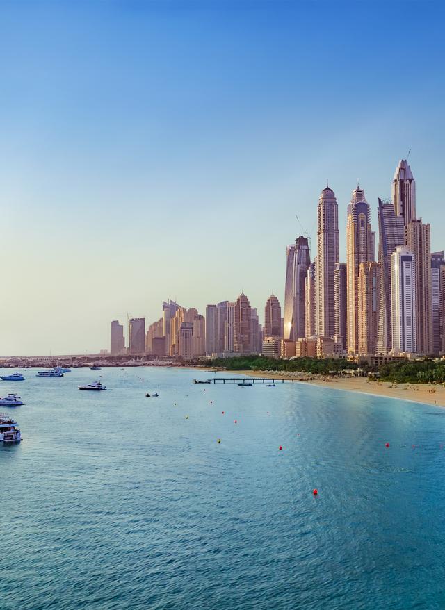 7 Stunden Direktflug Dubai Skyline am Meer