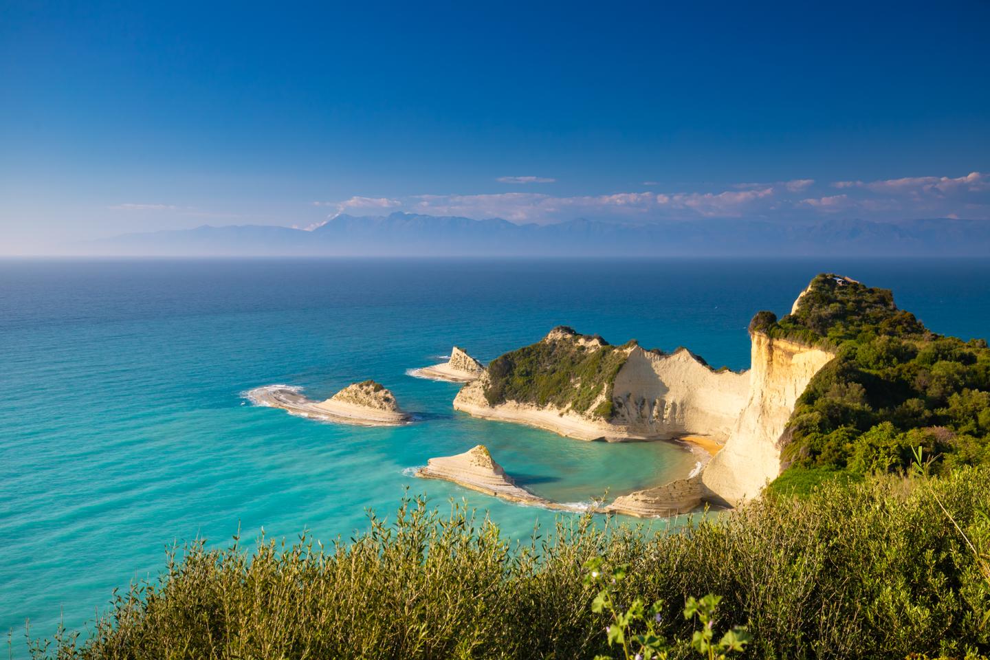 Ein Blick auf die Felsformationen von Cape Drastis auf Korfu
