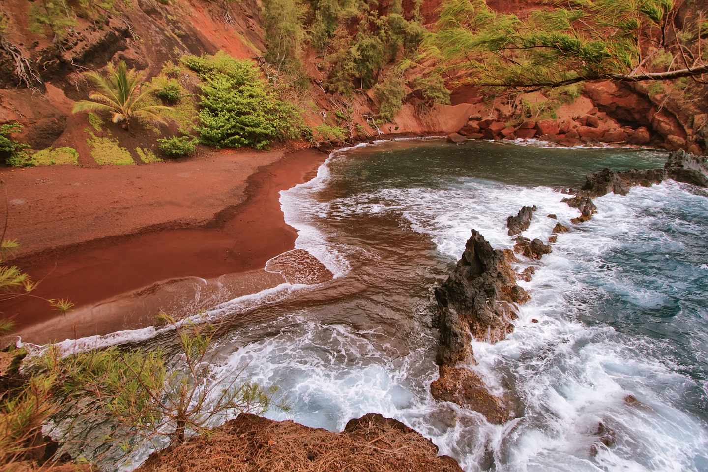 hawaii-maui-kaihalulu-roter-sandstrand-insel-ostkueste-g-468188823.jpg
