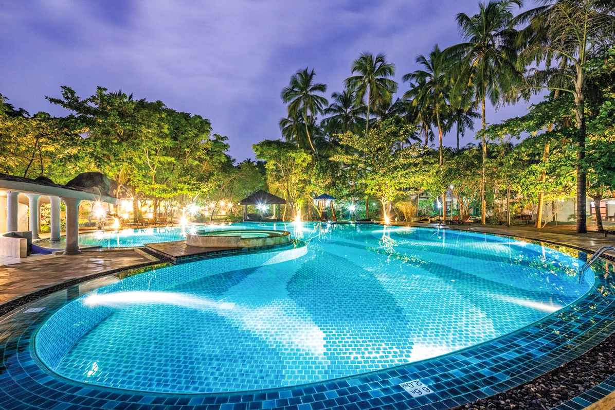 Siddhalepa Ayurveda Resort auf Sri Lanka – Poollandschaft am Abend