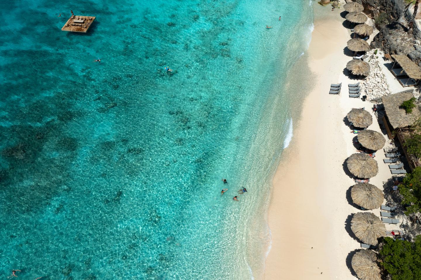 Blick auf das Meer und die Playa Kalki in Curacao