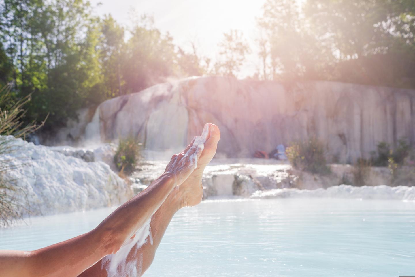 italien-toskana-frauenbein-hautnah-hautpflege-mit-weißem-naturschlamm-baden-in-geothermiebecken-und-thermale-quelle-in-der-toskana-italien-g-1324550563.jpg