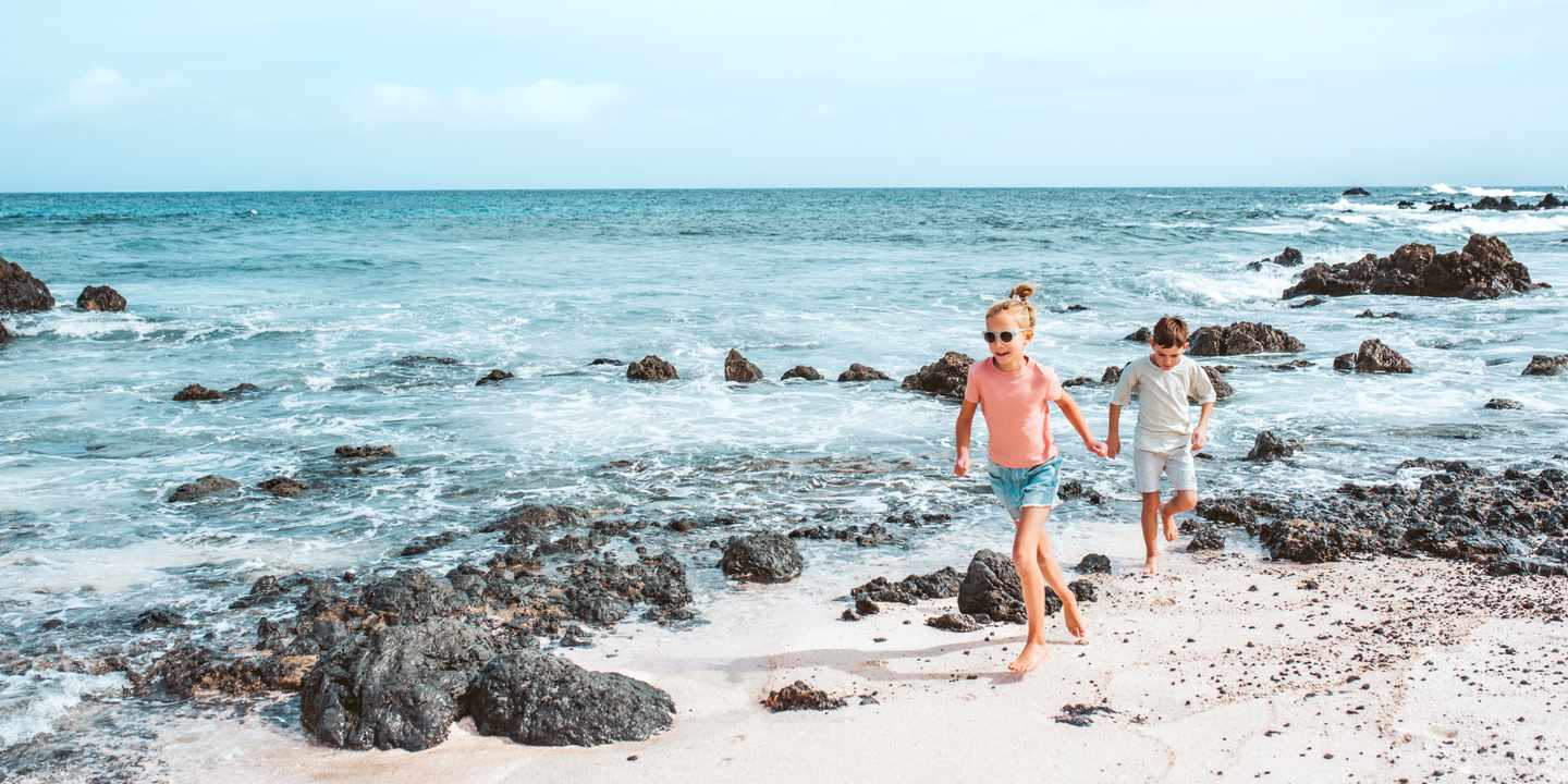spanien-kanarische-inseln-lanzarote-kinder-spielen-am-strand-g-2145356774.jpg