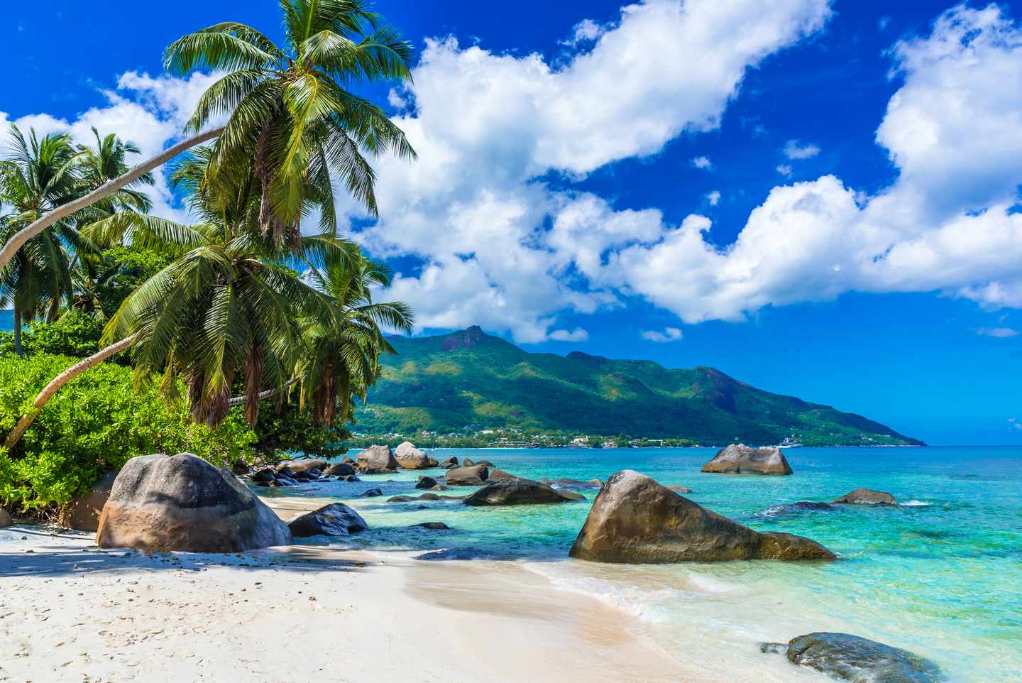seychellen-strand-beau-vallon-t-501296920.jpg