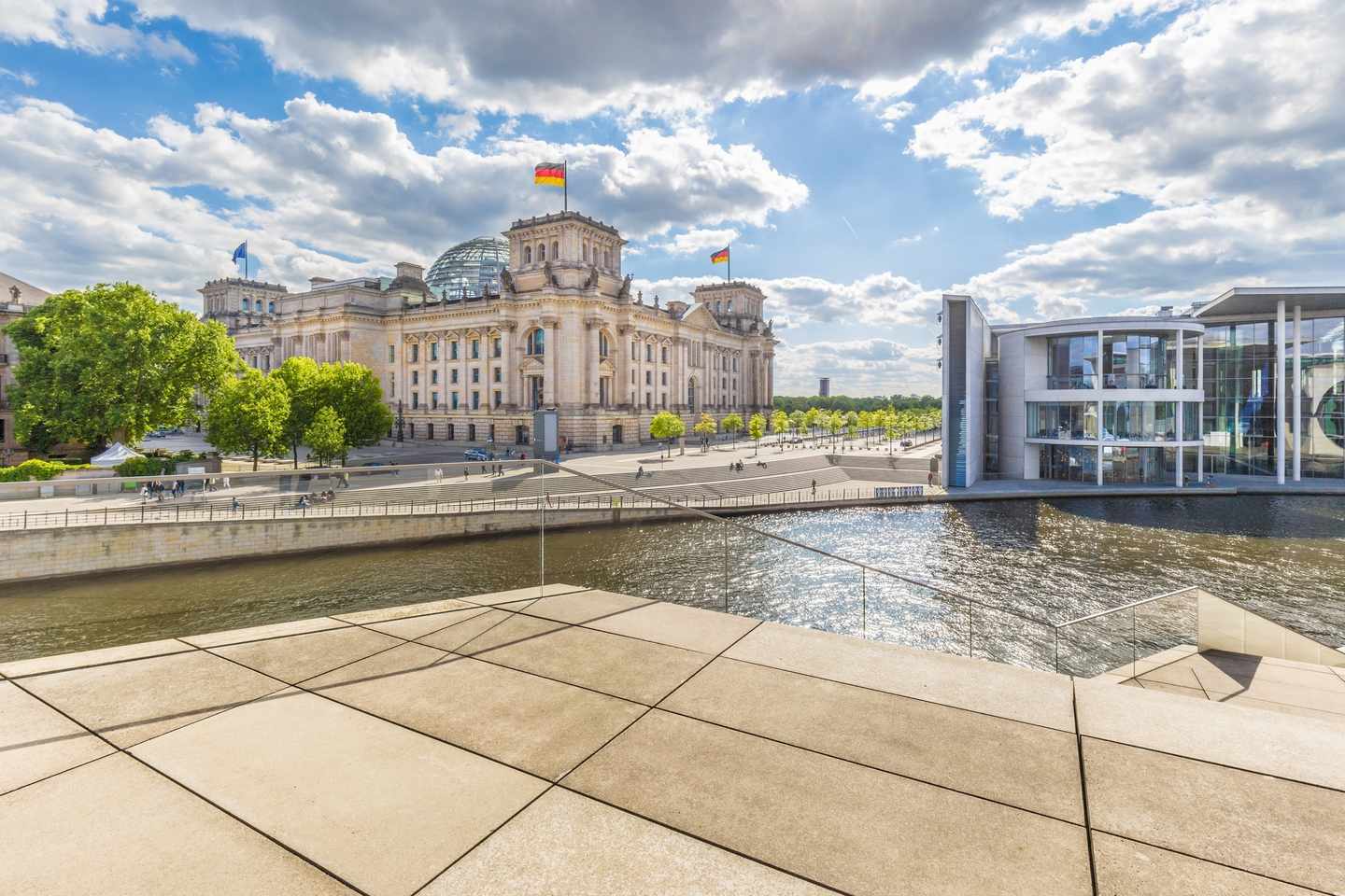 deutschland-berlin-regierungsviertel-reichstag-spree-g-922657022.jpg