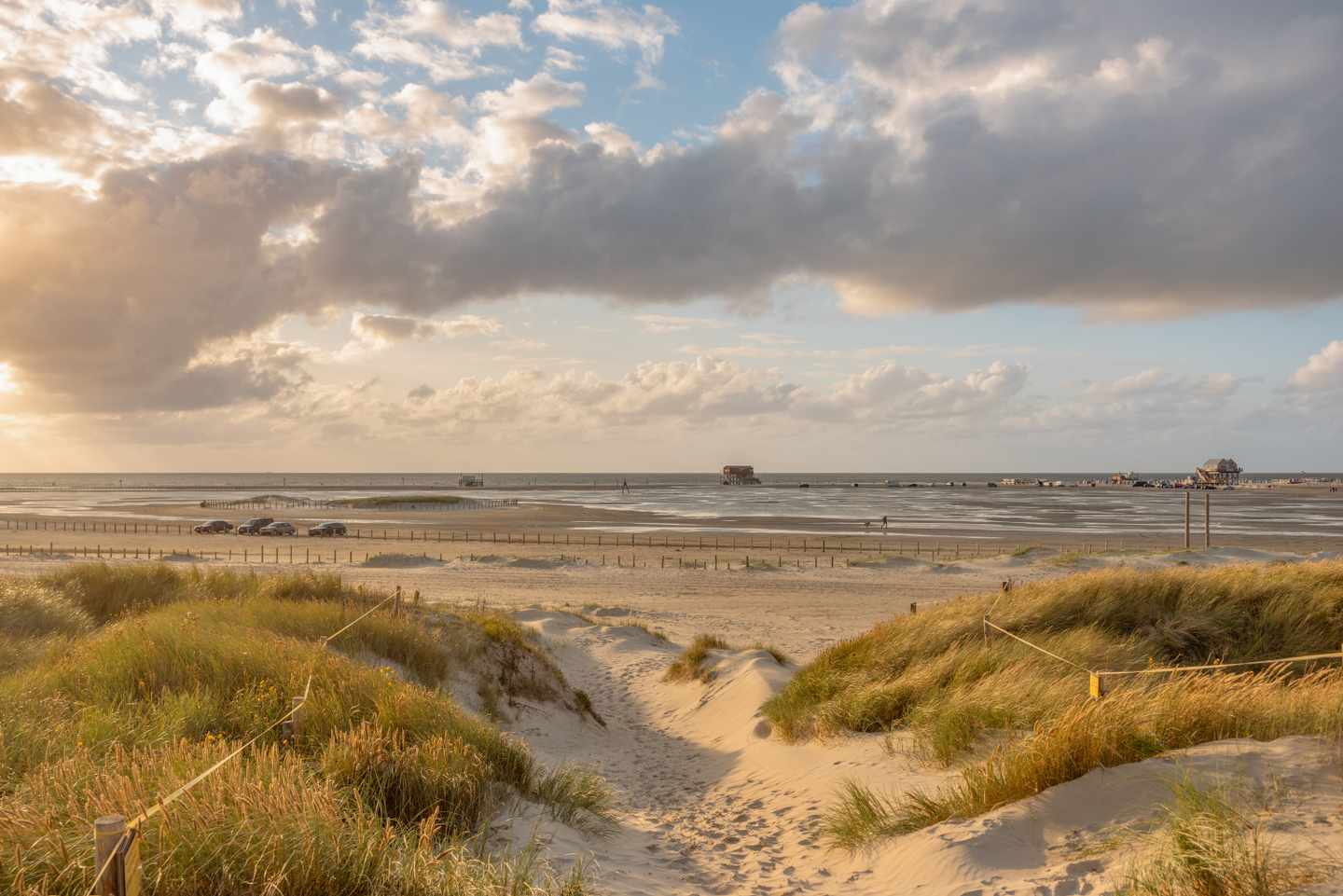 deutschland-nordfriesland-st-peter-ording-duenenlandschaft-strand-pfahlbauten-g-1214964197.jpg