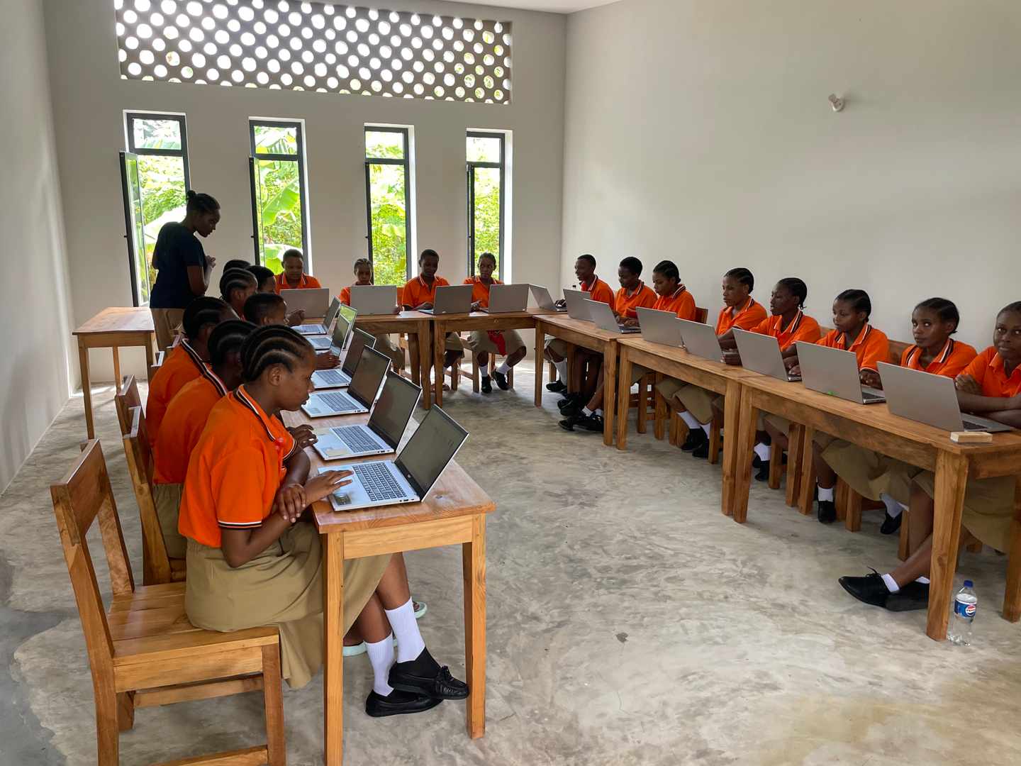 tansania-sansibar-bridge-of-hope-Students-computer class.JPG