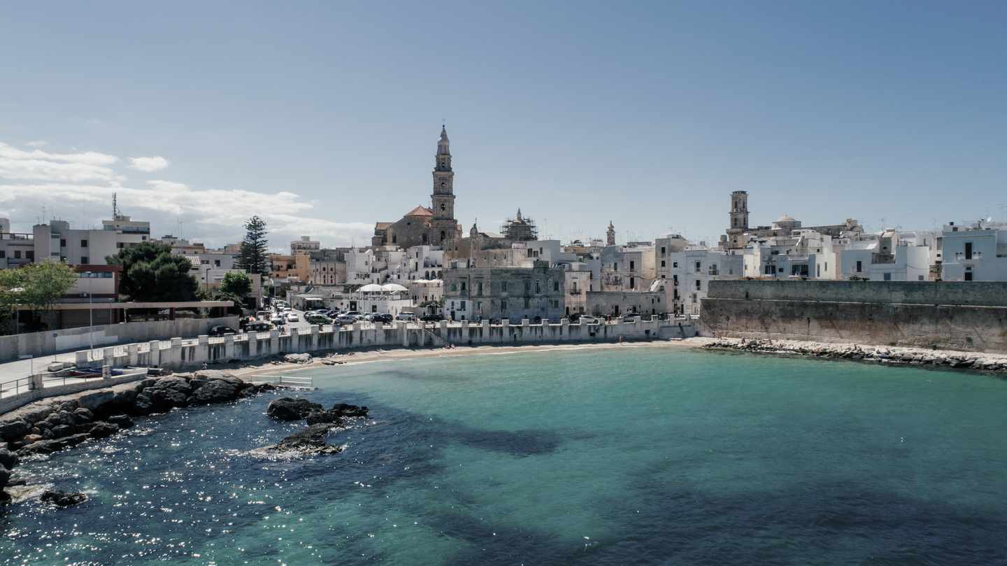 italien-adria-monopoli-stadt-mit-kueste-g-970380224_bearbeitet.jpg