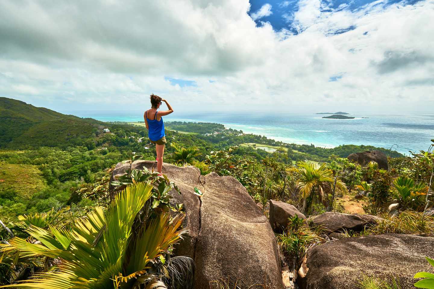 seychellen-wandern-berg-aussicht-t-951520076.jpg