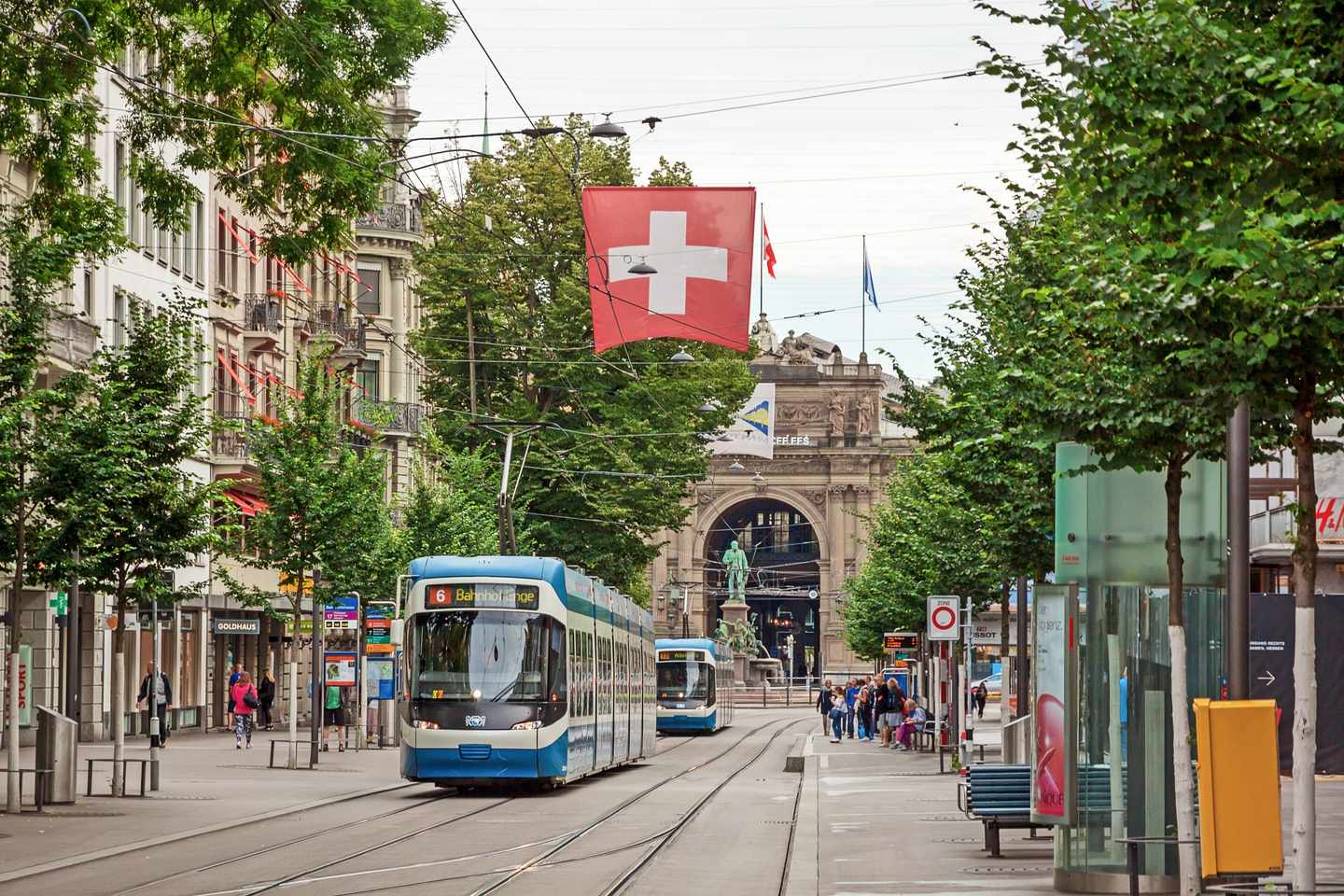 schweiz-zuerich-bahnhofsstrasse-tram-g-695991090_bearbeitet.jpg