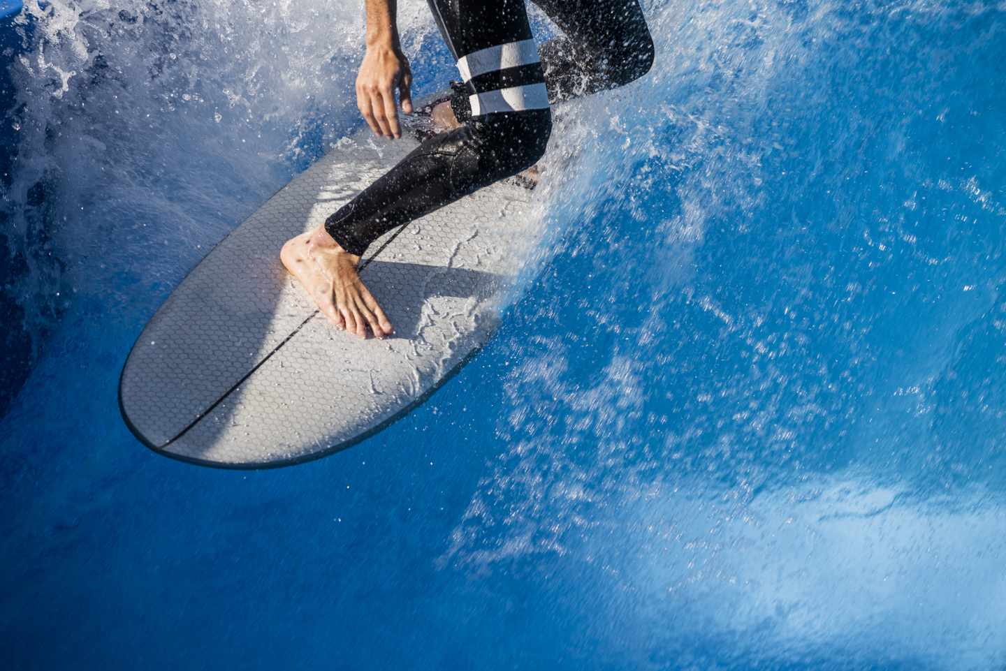 Surfer-auf-einer-Welle-g-1484108686.jpg