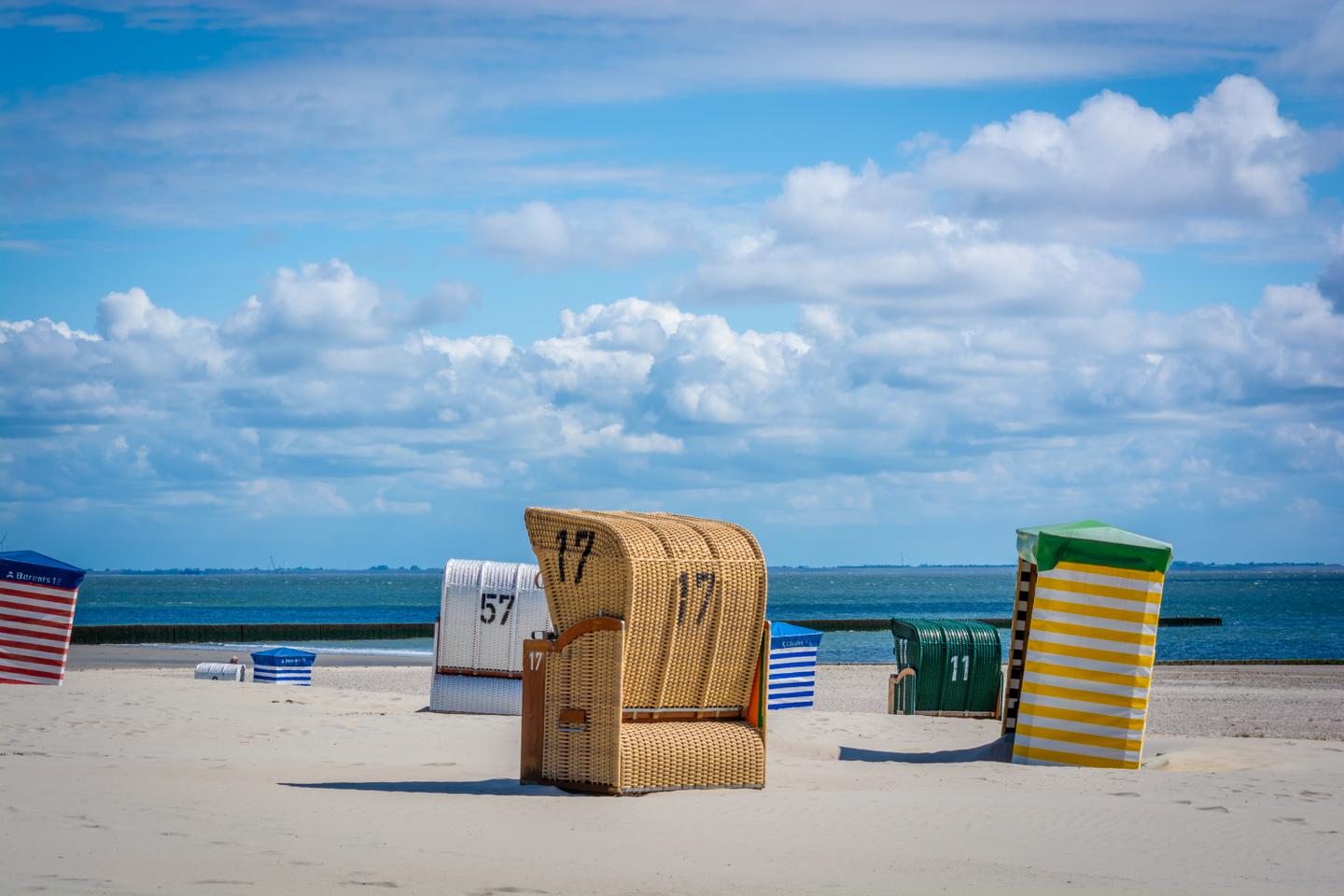 deutschland-nordsee-borkum-strandkoerbe-g-1061876182.jpg
