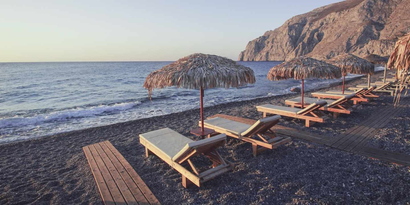 griechenland-santorini-kamari-beach-g-1339709974.jpeg