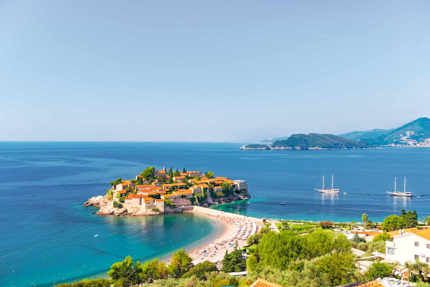 blt8461e338d8ca11d7-montenegro-sveti-stefan-g-1096514544.jpg Blick auf eine Adriainsel Budvas mit Damm zum Festland: Sveti Stefan