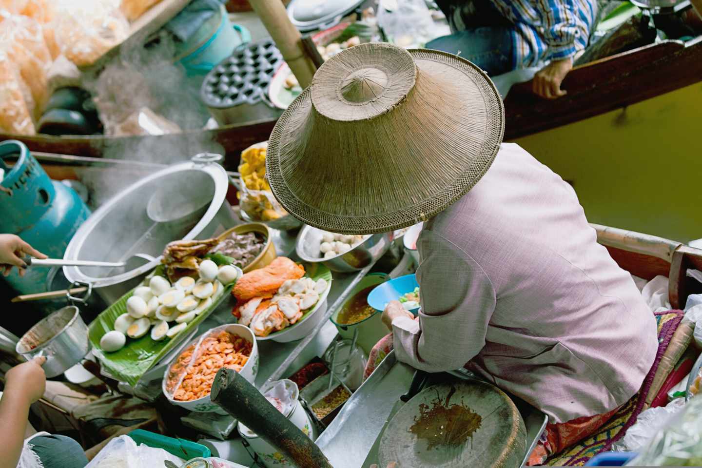 thailand-bangkok-khlong-lat-mayom-floating-market-essen-wird-zubereitet-g-154959807.jpg