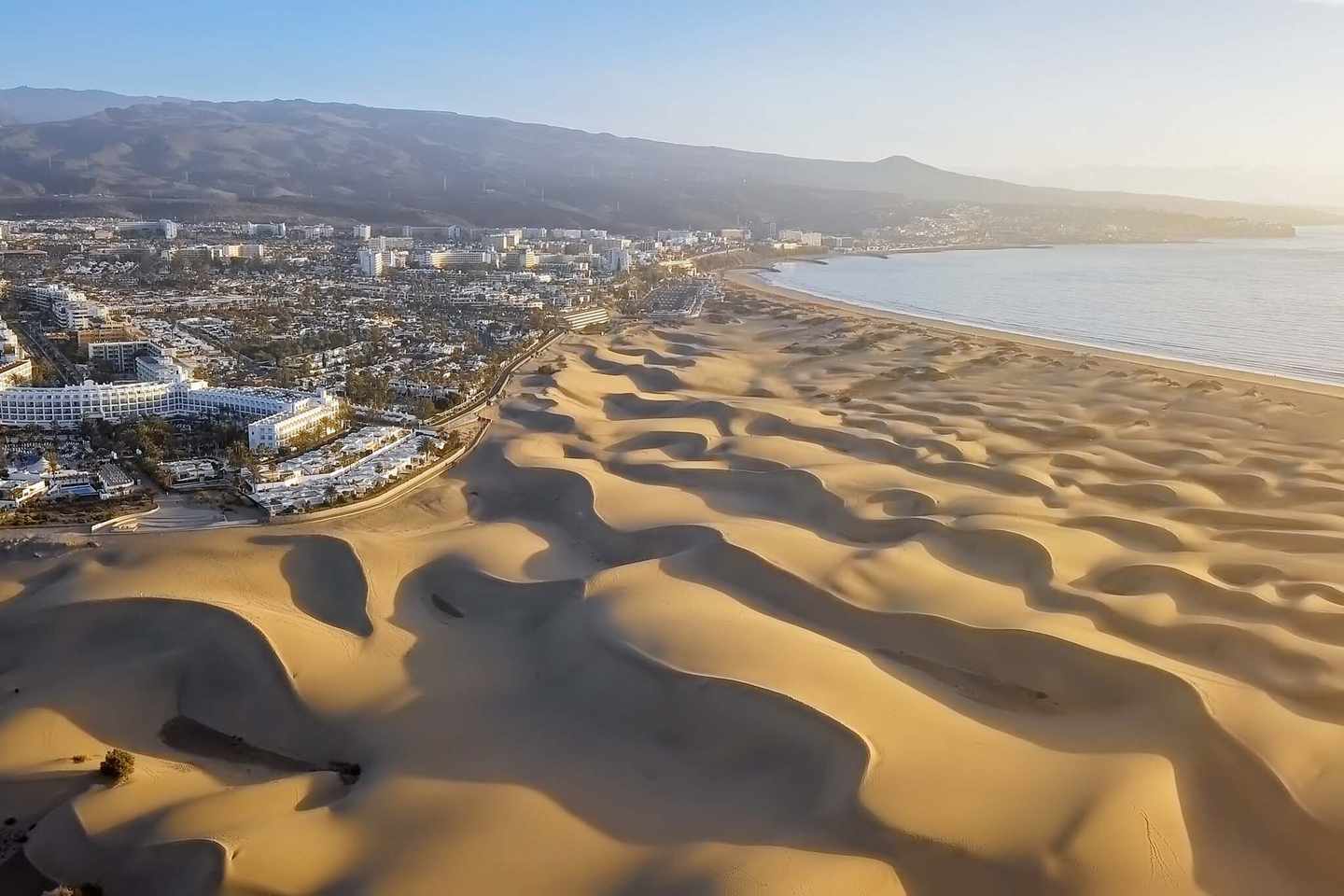 spanien-gran-canaria-maspalomas-sandduenen-mit-stadt-g-1210357592.jpg