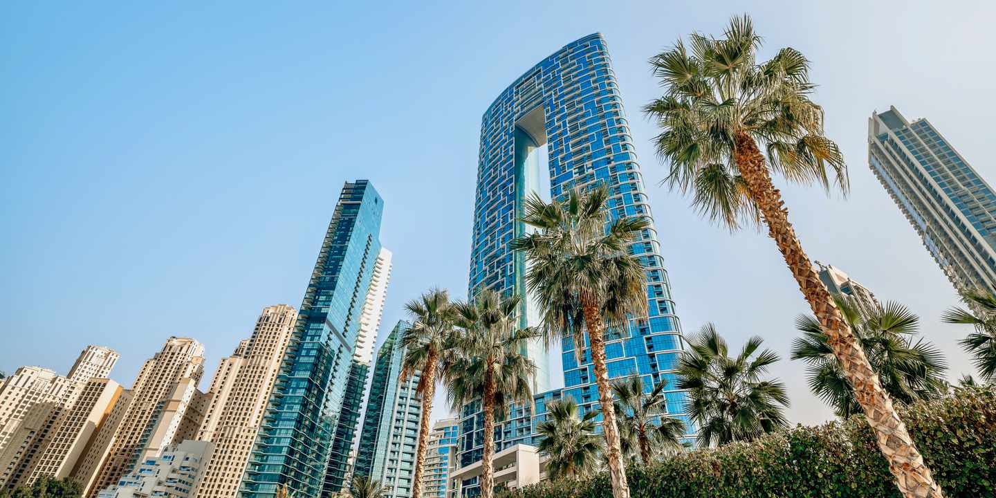 vae-dubai-palmen-und-hochhaeuser-am-jumeirah-beach-g-2200404381.jpeg