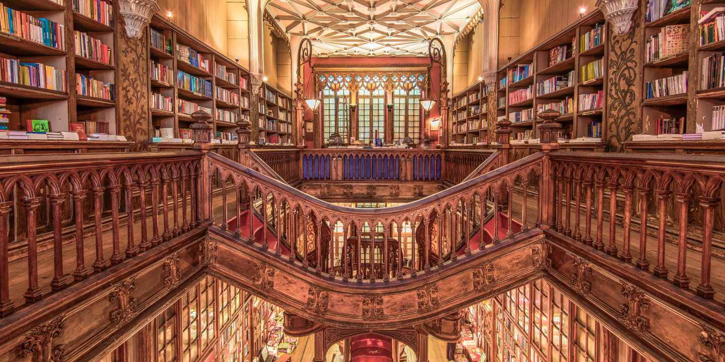 portugal-porto-livraria-lello-buchhandlung-innen-treppe-holz-s-ADPI111815578.jpg