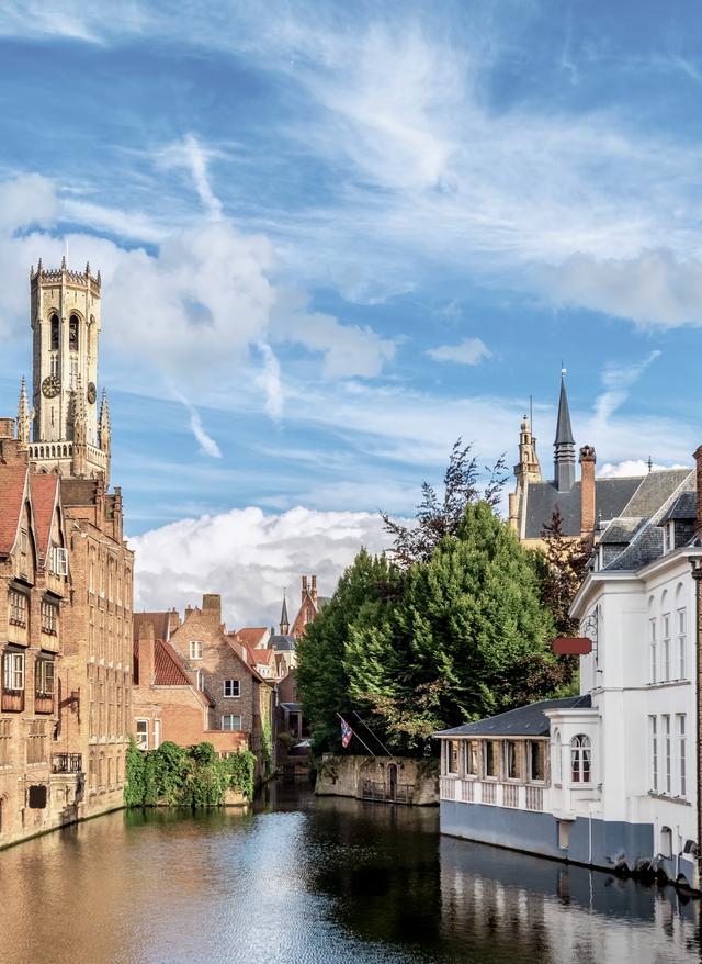 belgien-bruegge-rozenhoedkaai-kanal-und-historische-altstadt-g-1146687827.jpeg