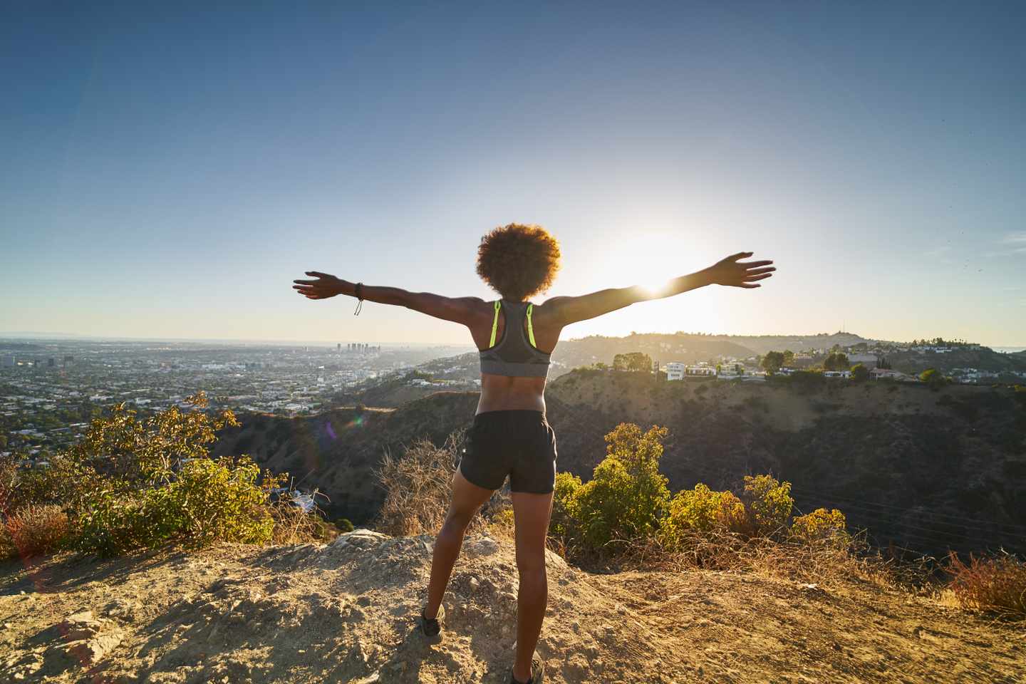 usa-los-angeles-sehenswuerdigkeiten-athletic-african-american-woman-g-941931924.jpg