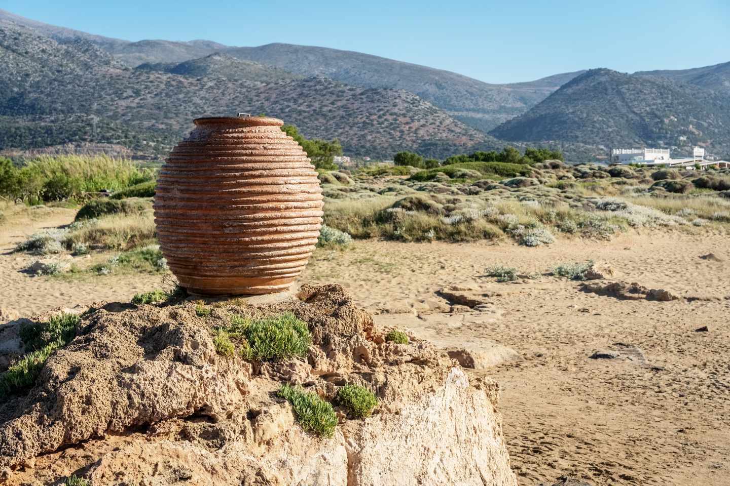 kreta-malia-potamos-strand-mit-antiker-vase-g-1413993874.jpg