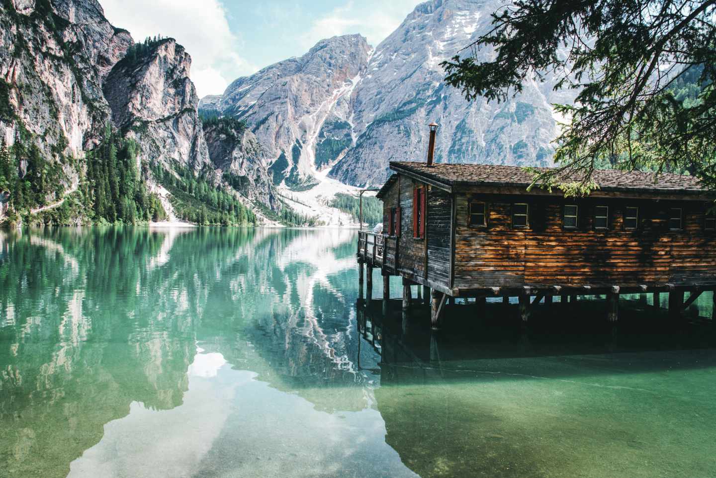 italien-suedtirol-pragser-wildsee-bootshaus-g-1163559516.jpg