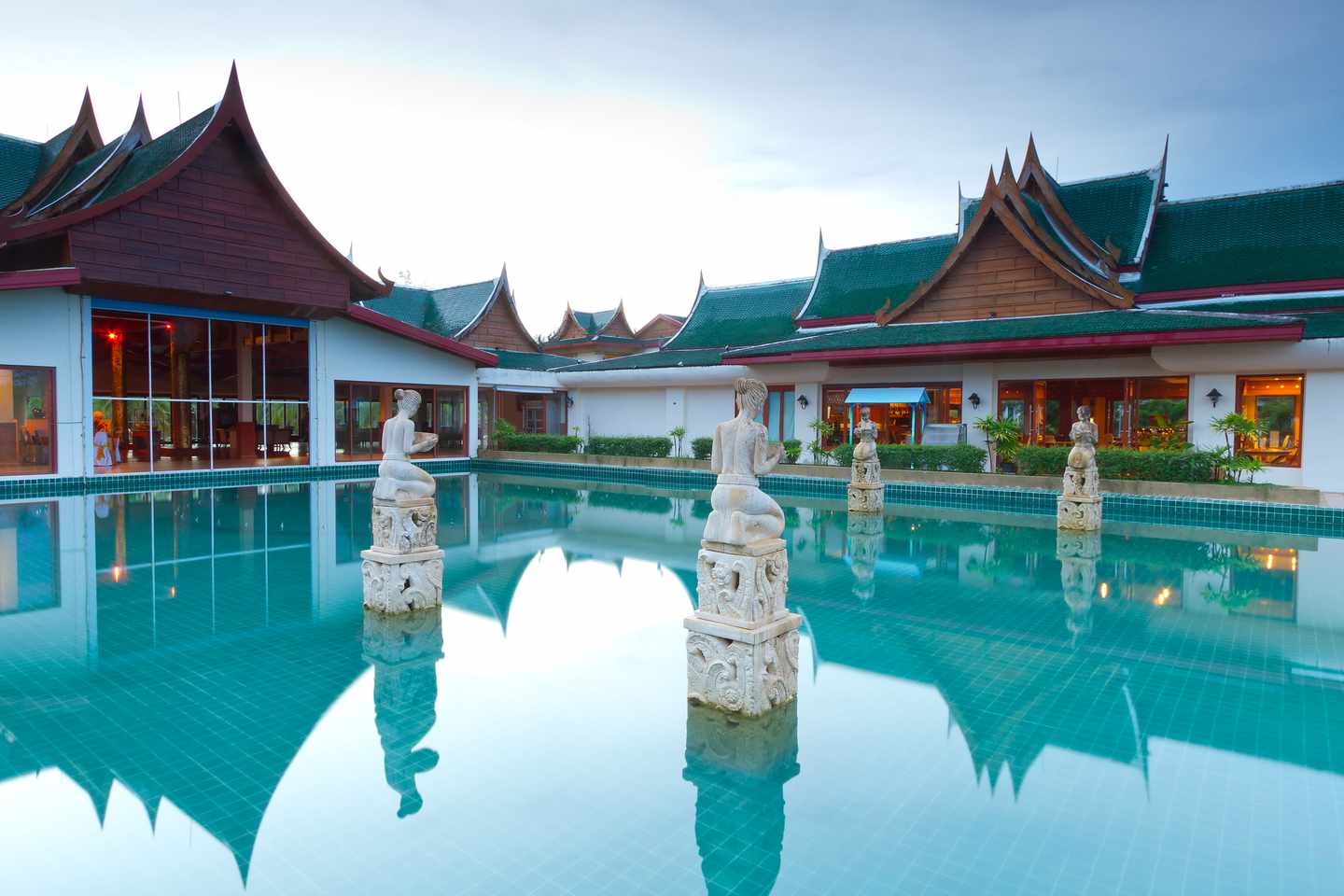 thailand-khao-lak-hotel-gebaeude-pool-t-158783963.jpg
