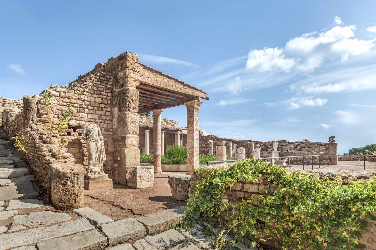 bltf5b69d17816b418b-tunesien-dougga-rom-ruinen-g519890767.jpg Ruinen einer römischen Villa in Karthago mit Säulen, Steinmauern und antiken Überresten