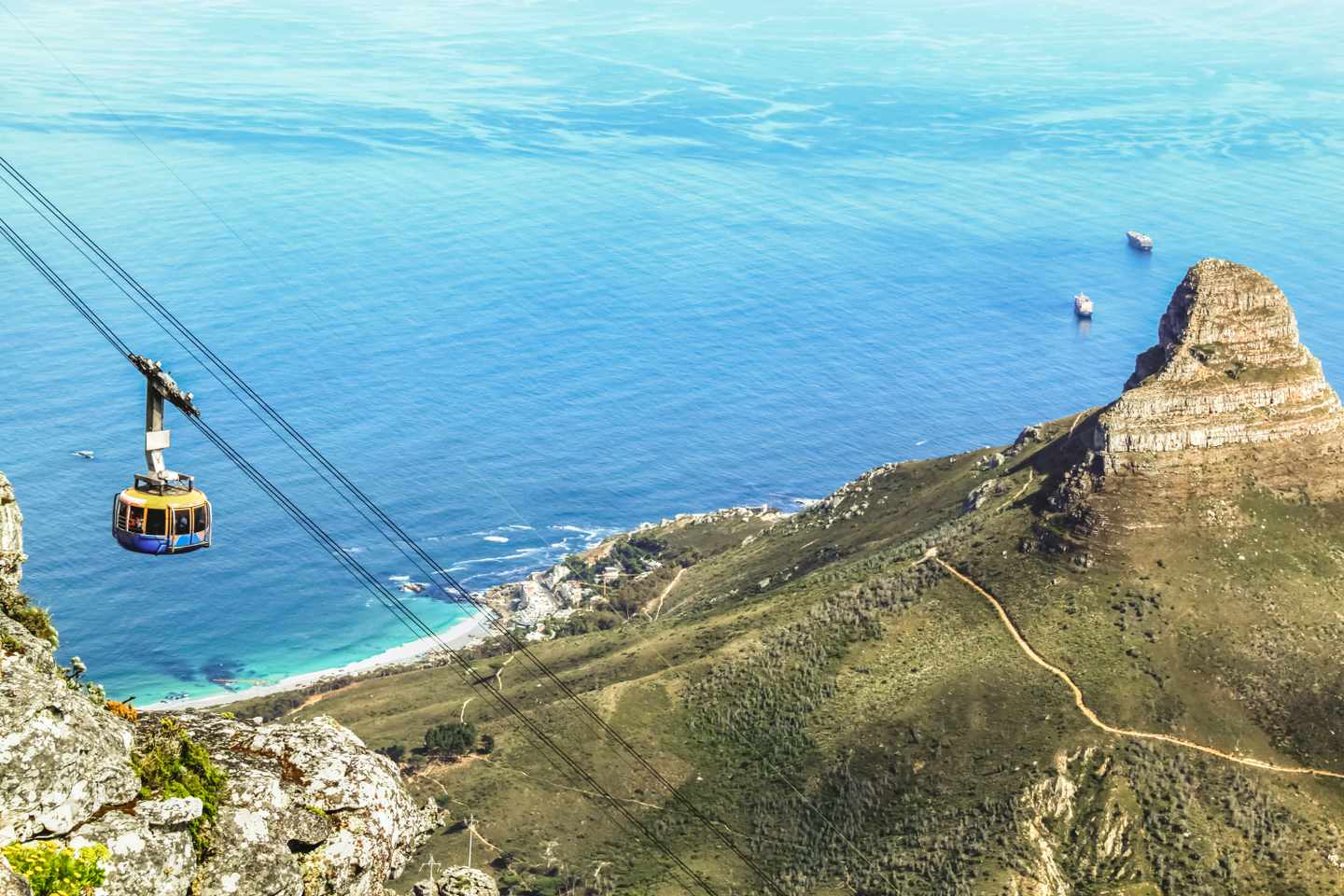 Seilbahn am Tafelberg mit Blick auf die Atlantikküste und den Lion’s Head in Kapstadt