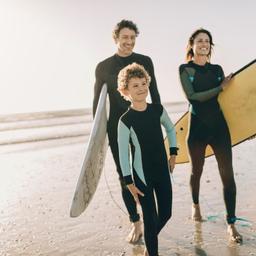 usa-familienurlaub-familie-spaziert-am-strand-mit-surfbrettern-g-687312640.jpg