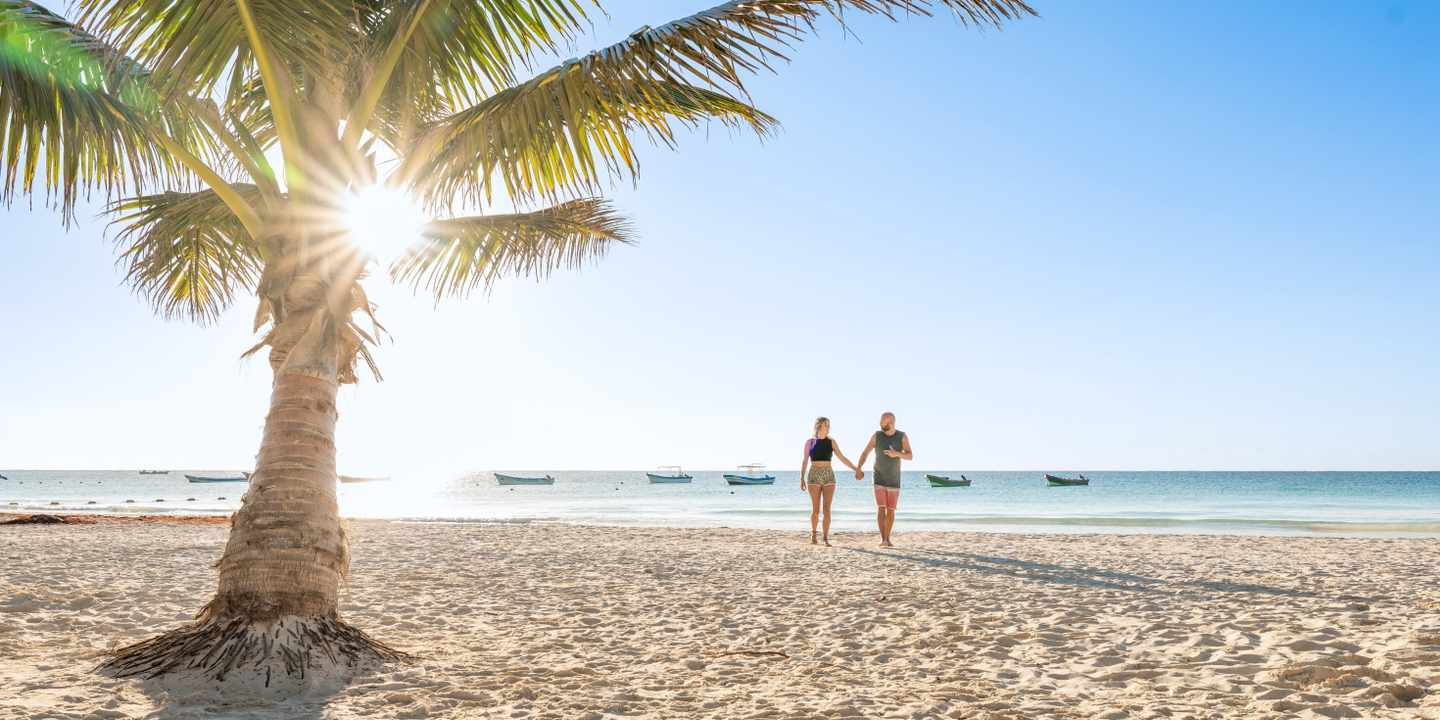 mexiko-paar-geht-am-strand-spazieren-g-1381356068.jpg