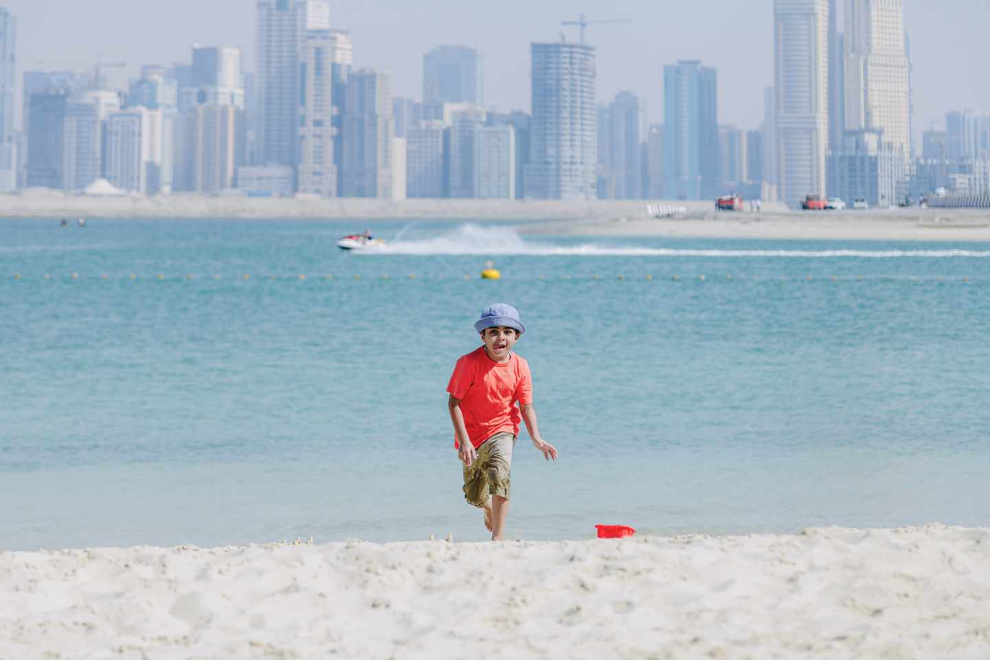vae-dubai-strand-junge-g-496319924.jpg