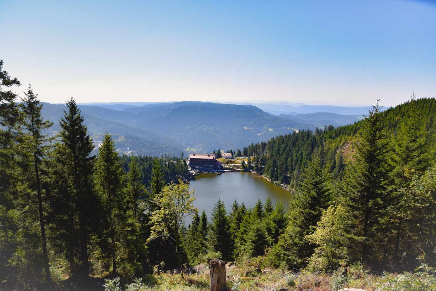deutschland-wandern-im-schwarzwald-mummelsee-g-1159424745.jpg