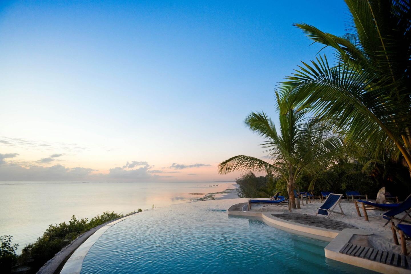tansania-sansibar-kueste-und-hotelpool-g-472312296.jpg