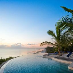 tansania-sansibar-kueste-und-hotelpool-g-472312296.jpg