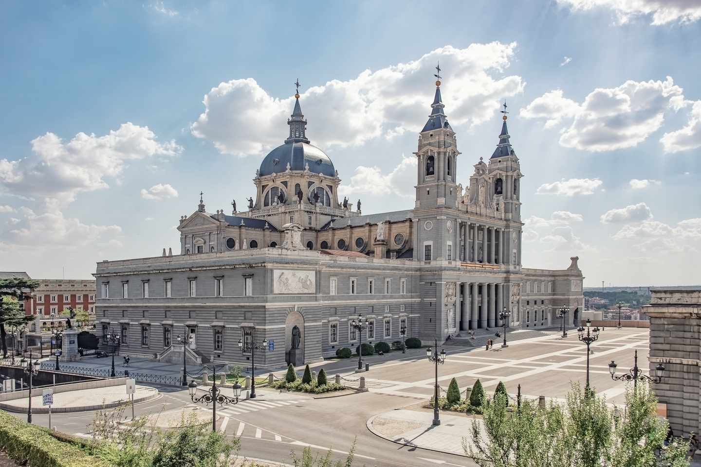 spanien-madrid-architektur-almudena-kathedrale-g-1317090726_bearbeitet.jpg