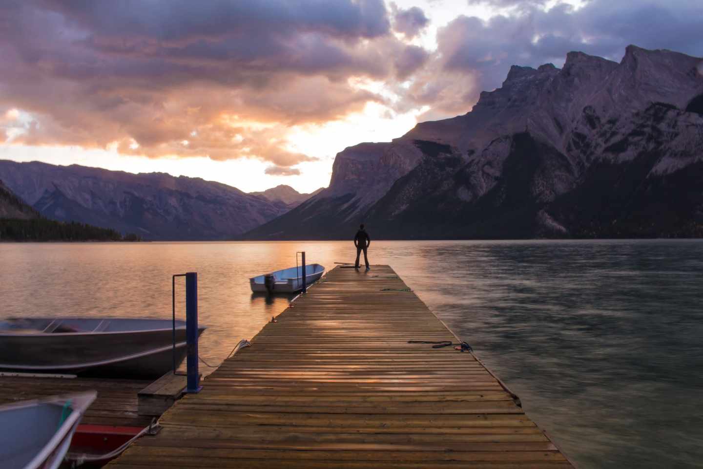 Person macht Yoga an See in Alberta bei Sonnenaufgang 