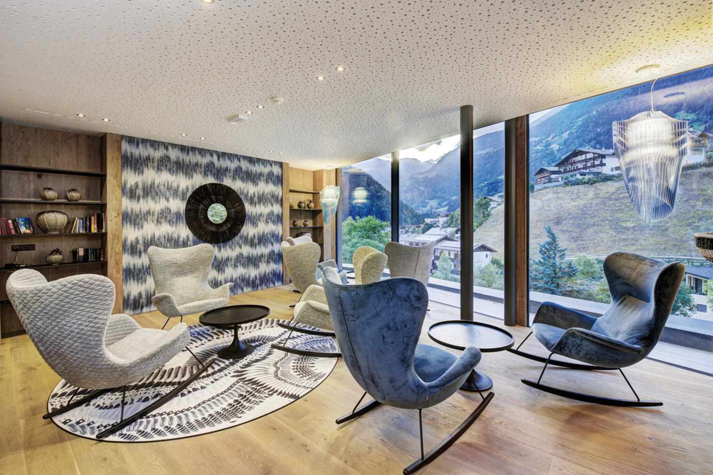 bltbe27de189b4167f3-italien-suedtirol-stroblhof-wohnzimmer-mit-panoarma-fenster-DER1424499.jpg_web.jpg In einem Zimmer des Strobekhofs übernachten