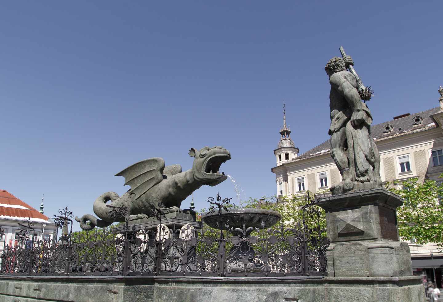 oesterreich-klagenfurt-drache-im-stadtzentrum-g-528906232_bearbeitet.jpg