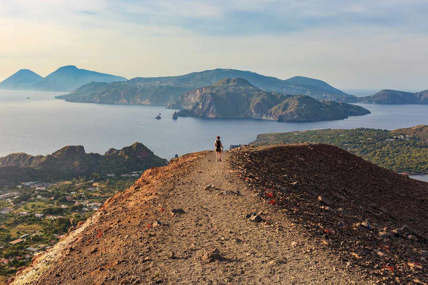 italien-sizilien-vulkane-frau-wandert-auf-vulcano-g-508747214.jpg