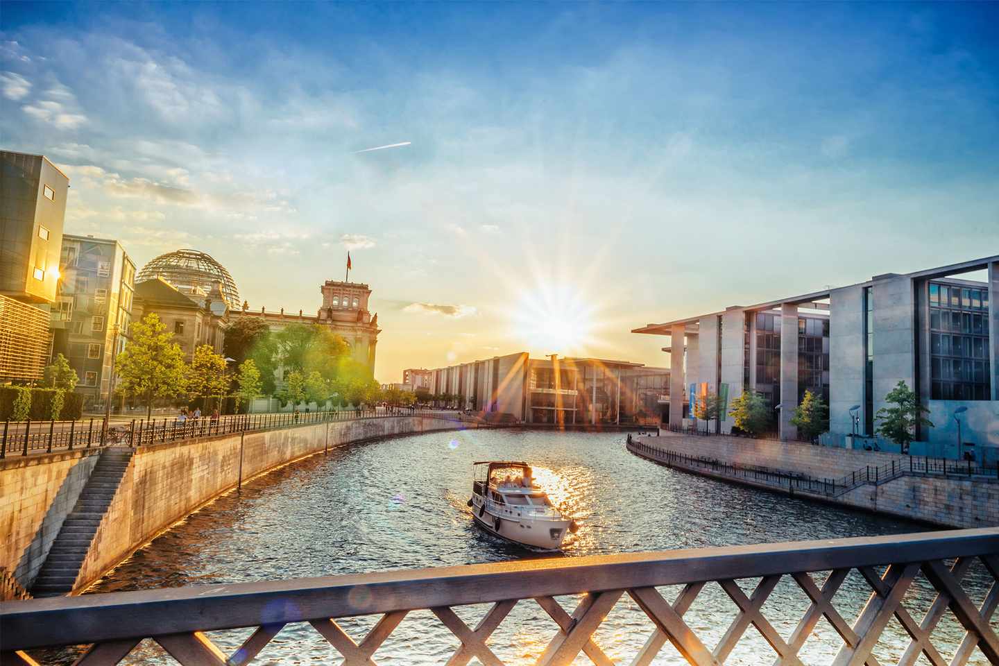deutschland-staedtereise-berlin-schiff-auf-dem-wasser-bei-sonnenuntergang-g-542307044.jpg