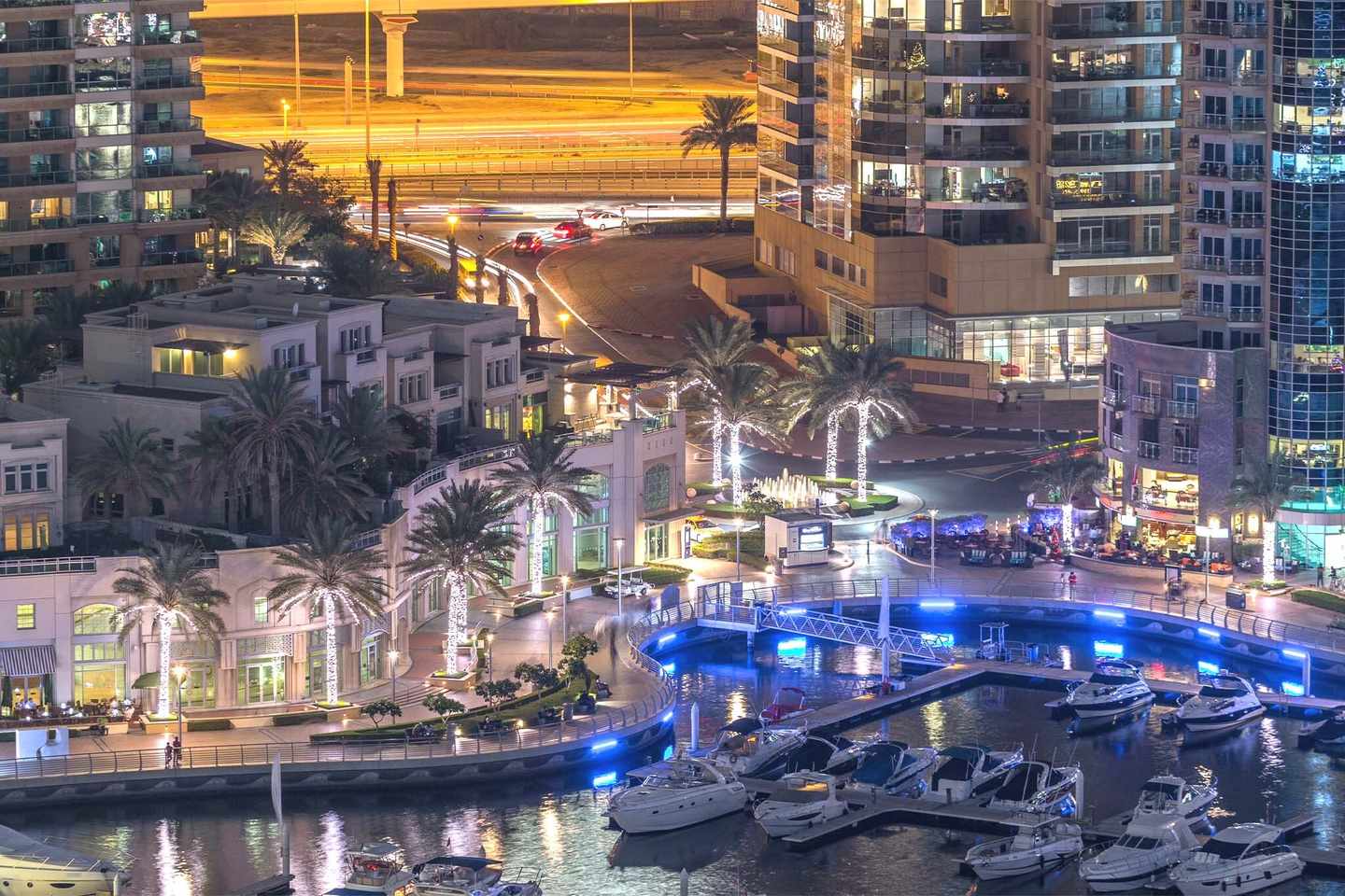luxus-urlaub-dubai-marina-kanal-mit-vorbei-fahrenden-booten-und-prmoenado-nachzzeittraffer-g-1293024286.jpg