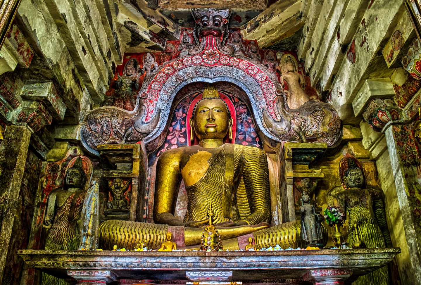 sri-lanka-buddha-statue-t-512057948.jpg